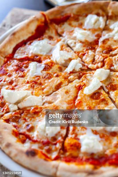 close-up view of a mozzarella di bufala pizza pie - cheese pizza stock-fotos und bilder