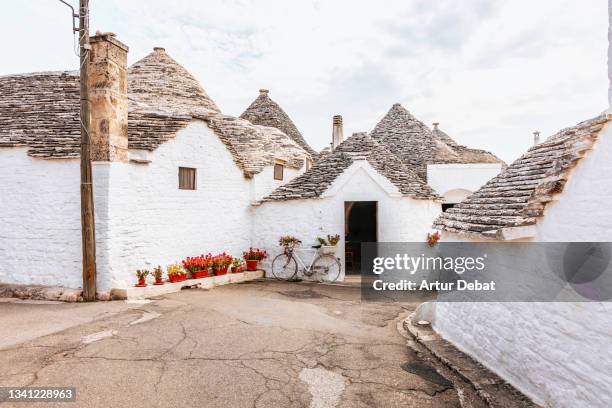 the streets of alberobello in italy with the famous trulli constructions. - alberobello 個照片及圖片檔