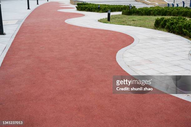sidewalk in the public park - rubber fotografías e imágenes de stock