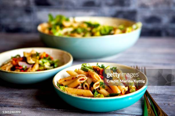 noodle salad - auf dem tisch stock-fotos und bilder