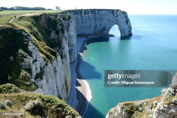 cliffs of etretat - alabaster stockfoto's en -beelden