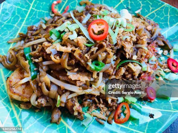 malaysian char kway teow - char kway teow stock pictures, royalty-free photos & images