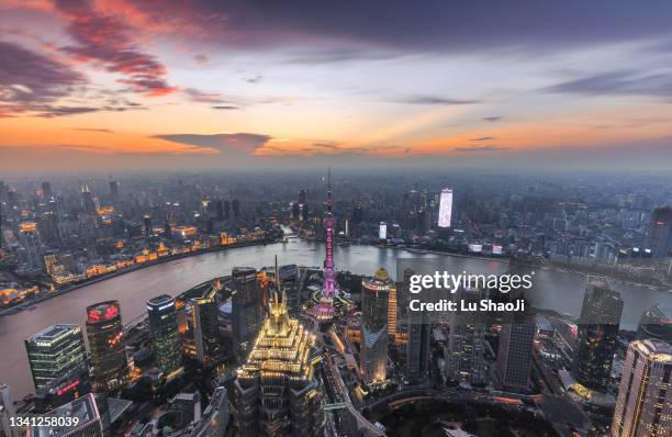 urban skyline and cityscape at sunset in shanghai china. - huangpu fluss stock-fotos und bilder