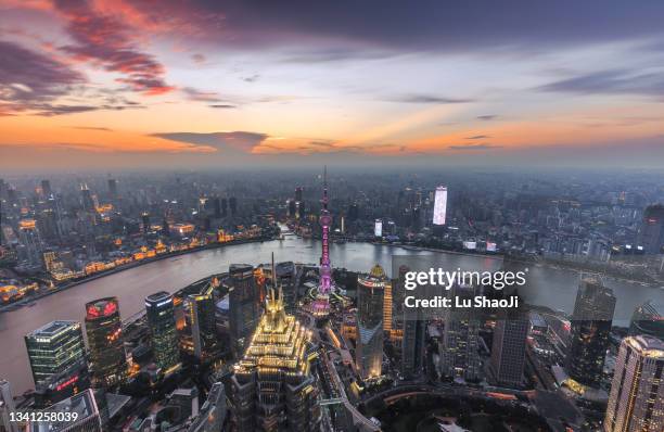 urban skyline and cityscape at sunset in shanghai china. - huangpu river photos et images de collection