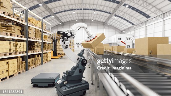 Automatisierte Roboterträger und Roboterarm im intelligenten Distributionslager Automatisierte Roboterträger und Roboterarm im intelligenten Distributionslager