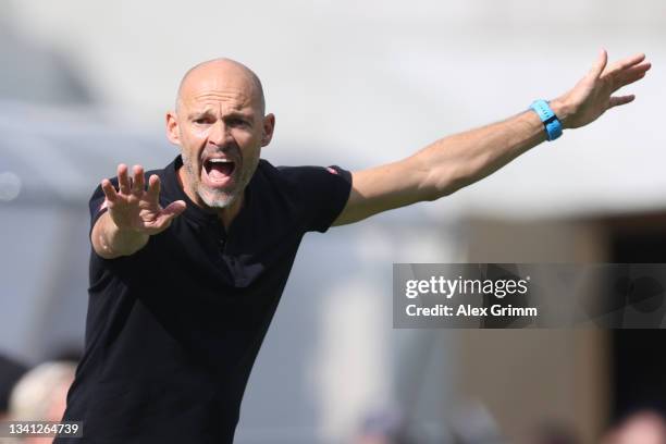 Head coach Alexander Schmidt of Dresden reacts during the Second Bundesliga match between SV Darmstadt 98 and SG Dynamo Dresden at Merck-Stadion am...