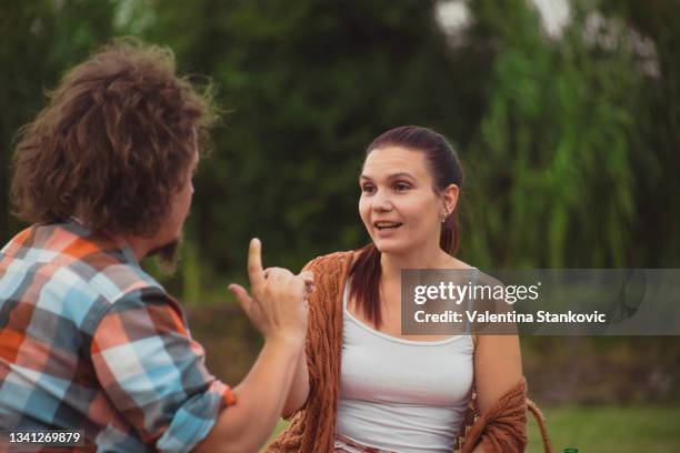 jovem discutindo com seu amigo - debate - fotografias e filmes do acervo