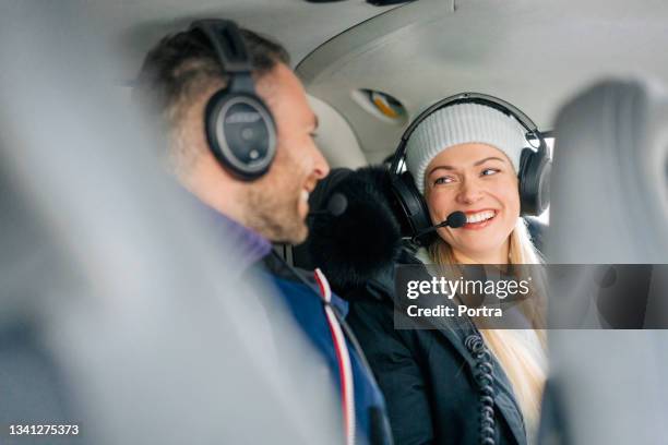 giovane coppia felice seduta in un elicottero - helicopter foto e immagini stock