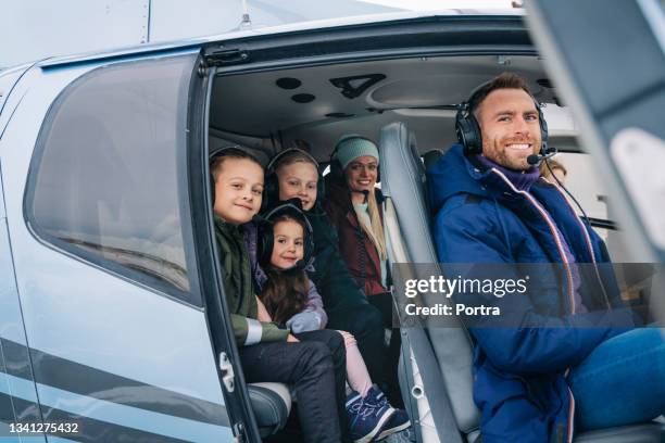 famille en hélicoptère - helicopter photos et images de collection