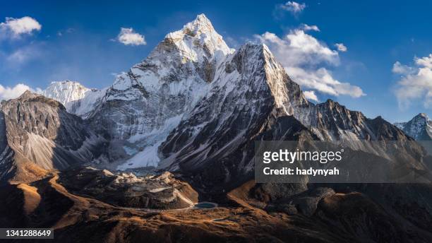 panorama 75mpix del bellissimo monte ama dablam in himalaya, nepal - montagna foto e immagini stock