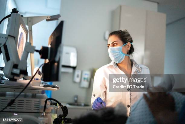 médico que examina al paciente con endoscopio - endoscopio fotografías e imágenes de stock