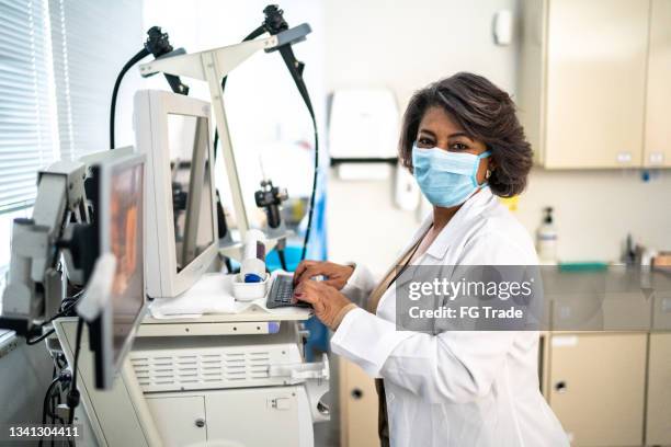 retrato de un médico analizando exámenes - usando máscara facial protectora - endoscopio fotografías e imágenes de stock
