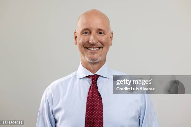 portrait a senior businessman looking at camera - overhemd en stropdas stockfoto's en -beelden