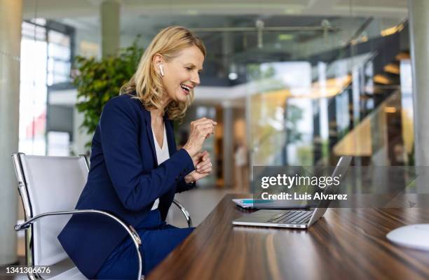 female entrepreneur having teleconference on her laptop - weibliche führungskraft stock-fotos und bilder