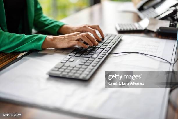 businesswoman typing on computer keyboard - teclado de computador fotografías e imágenes de stock