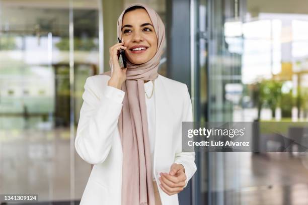 middle eastern businesswoman talking on phone - abbigliamento religioso foto e immagini stock