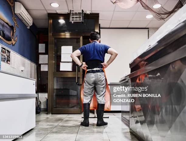 caucasian worker at seafood market ready for reopening his fish market. small business and food concept - gonzalo caballero fotografías e imágenes de stock