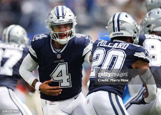 Quarterback Dak Prescott of the Dallas Cowboys hands the ball to running back Tony Pollard of the Dallas Cowboys during the first quarter in the game...