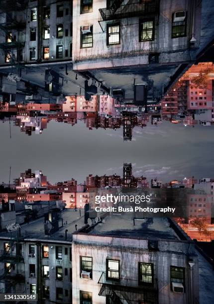 capsized reflected image of rooftops at night in the lower east side, manhattan, new york city, usa - the east film photos et images de collection