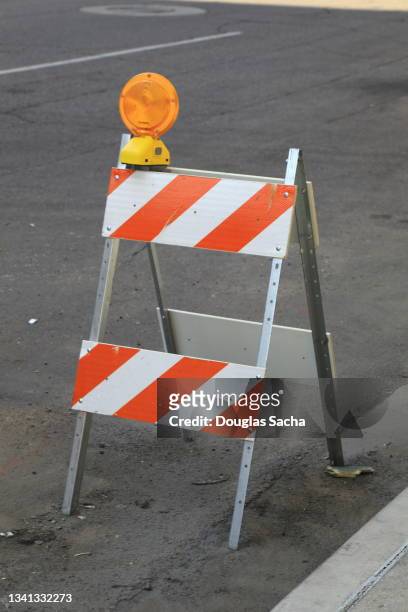 barrier for road construction - barreira de construção - fotografias e filmes do acervo