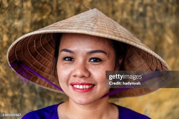 portrait of young vietnamese woman, old town in hoi an city, vietnam - asian style conical hat stockfoto's en -beelden