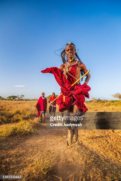 krieger aus massai-stamm mit traditionellem springtanz, kenia, afrika - masai stock-fotos und bilder