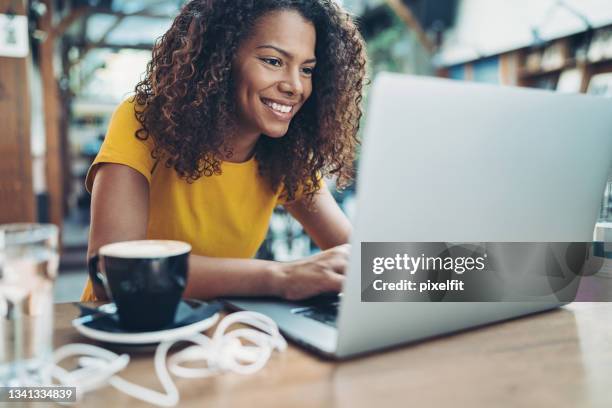 smiling young woman with a laptop - audience free event stock pictures, royalty-free photos & images