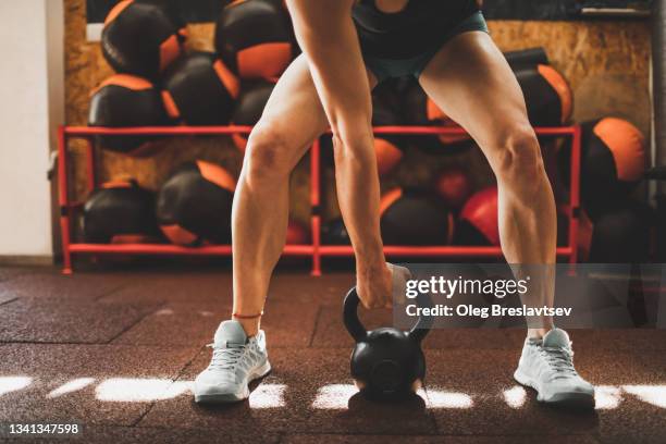 woman's hands lifting weights and muscular leg quads close up. deadlift - snatch weightlifting 個照片及圖片檔