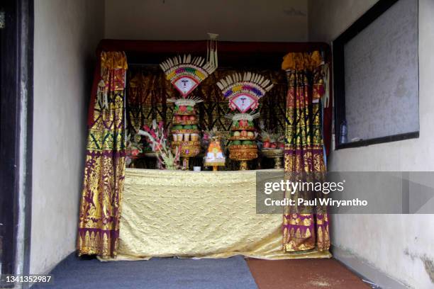 balinese offering during wedding ceremony - empty wedding ceremony stock pictures, royalty-free photos & images