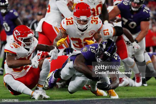 Latavius Murray of the Baltimore Ravens dives into the endzone for a five yard touchdown against the Kansas City Chiefs during the second quarter at...