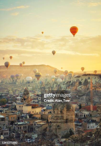 hot air balloons flying over city ürgüp cappadocia, turkey - cappadocia hot air balloon 個照片及圖片檔