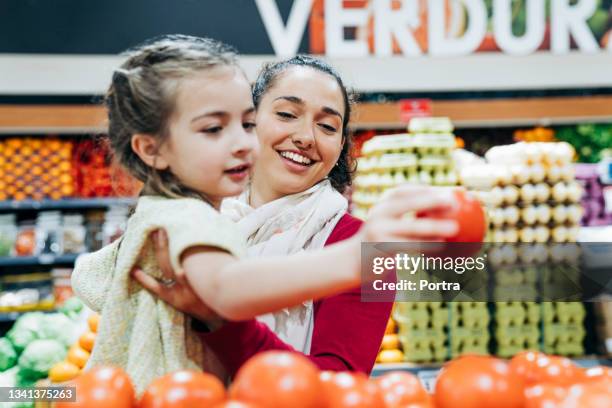 madre e hija comprando comestibles en la tienda - supermercado fotografías e imágenes de stock