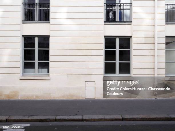 empty and clean building facade in paris with sidewalk and street - façade immeuble photos et images de collection