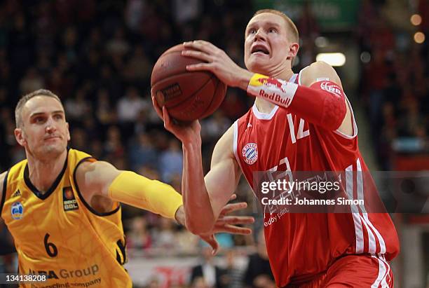 Robin Benzing of Bayern and Sven Schultze of Berlin battle for the ball during the Beko BBL Basketball match FC Bayern Muenchen against Alba Berlin...