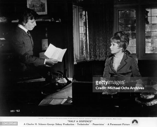 Tommy Steele reading note to Penelope Horner in a scene from the film 'Half A Sixpence', 1967.