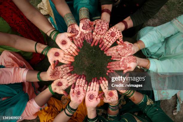 grupo de hembras irreconocibles mostrando manos de henna - folklore fotografías e imágenes de stock