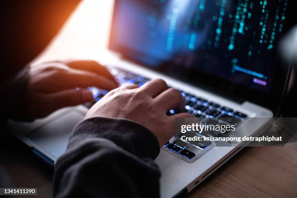 hacker - delito informático fotografías e imágenes de stock