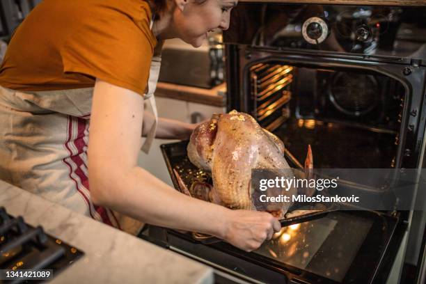 putenbraten im ofen kochen - zubereitungsarten stock-fotos und bilder