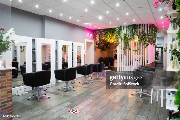 hair & beauty salon - at hairdresser bildbanksfoton och bilder