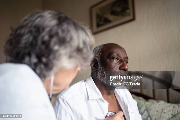 doctor listening to senior patient's heartbeat at home - listening to heartbeat 個照片及圖片檔