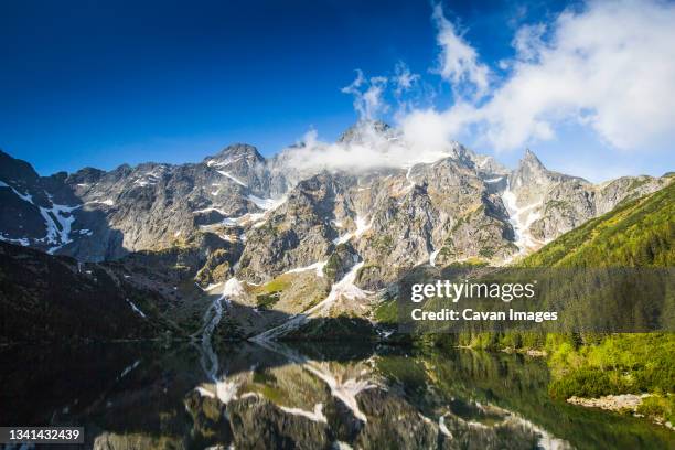 morskie oko, tatra mountains, malopolskie province, poland - tatra mountains photos et images de collection