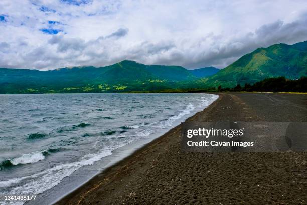 shore of lake villarrica, pucon, araucania region, chile - pucon stockfoto's en -beelden