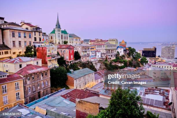 sunset from cerro alegre in city of valparaiso, chile - valparaíso chili stockfoto's en -beelden