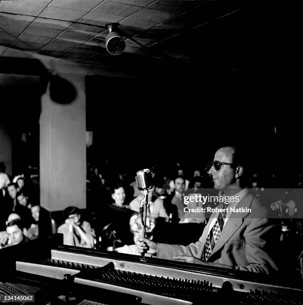 View of jazz pianist George Shearing playing in an unidentified jazz club, Chicago, 1951.