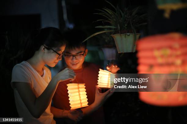 happy mid-autumn festival! - chinees lantaarnfeest stockfoto's en -beelden