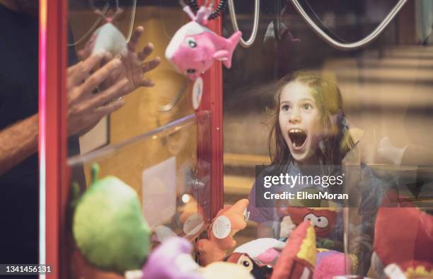 arcade diversión - sala de máquinas recreativas fotografías e imágenes de stock