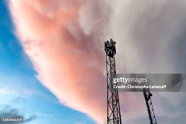 stormy sky from seine et marne, france - antennes photos et images de collection