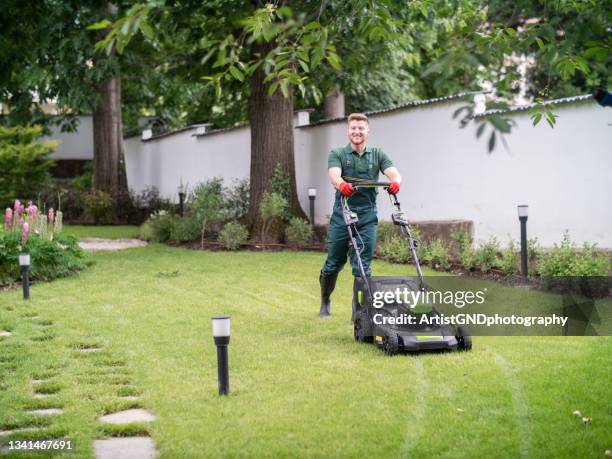 professional gardener moaning lawn - cortar relva imagens e fotografias de stock