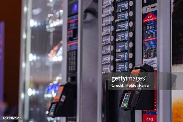 self service snack vending machine - máquina de venda automática imagens e fotografias de stock