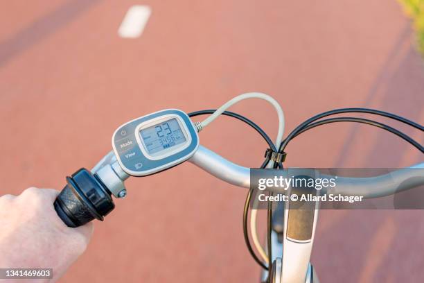 control panel on electric bicycle - elektrische fiets stockfoto's en -beelden